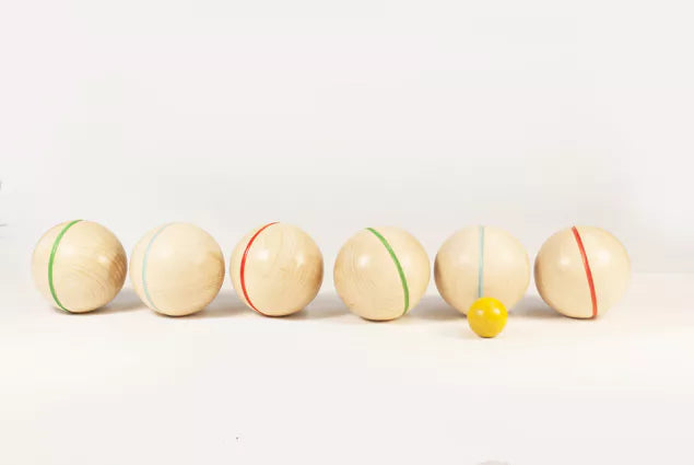 Beautiful pétanque set made of beechwood. Includes 6 balls and a pin. Comes in