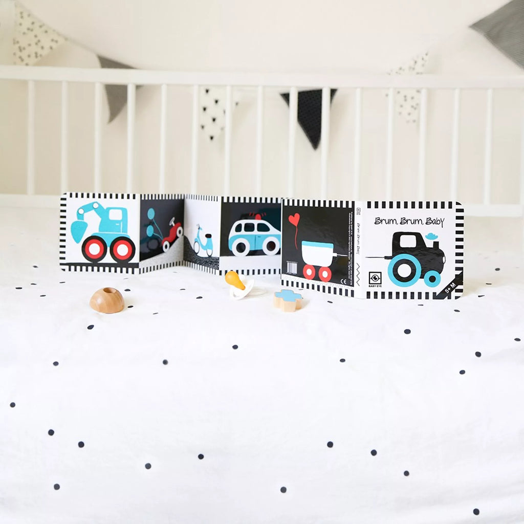 High-contrast fold-out book for babies: Brum, Brum, Baby