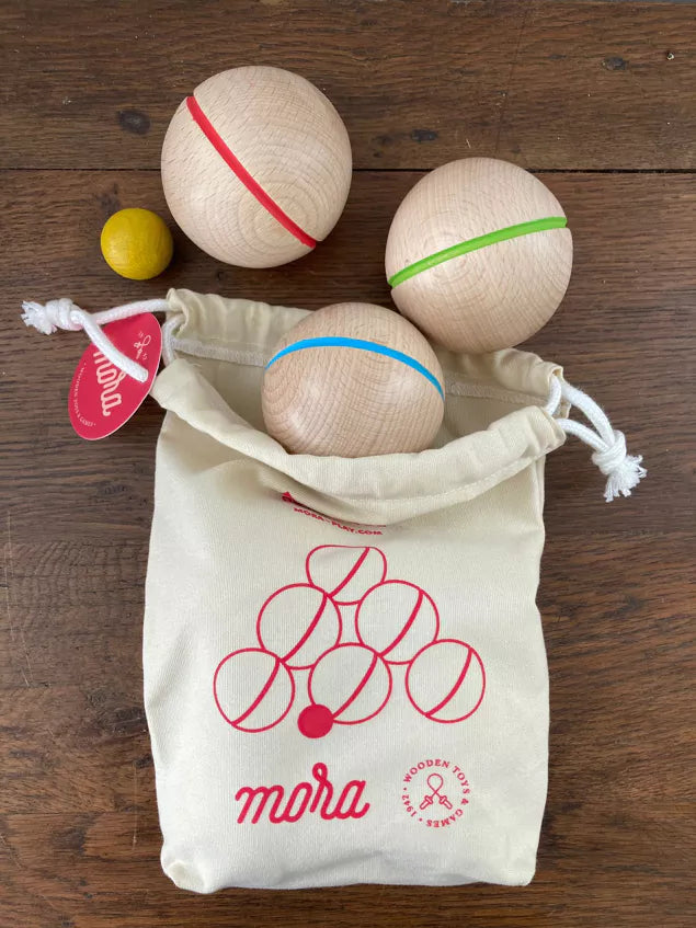 Beautiful pétanque set made of beechwood. Includes 6 balls and a pin. Comes in